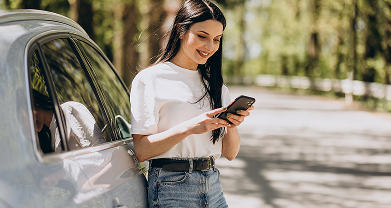 paso cuatro icono de tag chica a la par de su auto